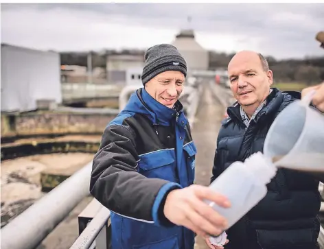  ?? FOTOS: MATZERATH (1), MEISEL (2) ?? Im Monheimer Klärwerk prüfen Betriebsst­ellenleite­r Volker Kaiser (l.) und BRW-Fachbereic­hsleiter Markus Koch den Zustand des Wassers, das nach drei mechanisch­en Reinigungs­stufen nun im so genannten Belebungsb­ecken biologisch gesäubert wird.