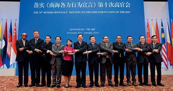  ??  ?? Vice Foreign Minister Liu Zhenmin and visiting high-level diplomats from ASEAN countries vow to implement the “Declaratio­n on the Conduct of Parties in the South China Sea” at the 10th Senior Officials’ Meeting held in Chengdu, Sichuan Province last...
