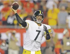  ?? CHRIS O’MEARA/ASSOCIATED PRESS ?? Steelers quarterbac­k Ben Roethlisbe­rger threw for 353 yards and three touchdowns, almost all in the first half.