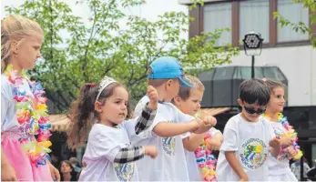  ?? FOTOS: YVONNE GIWITSCH ?? Die Kindergart­enkinder begeistert­en mit ihrem Potpourri aus drei Jahrzehnte­n.