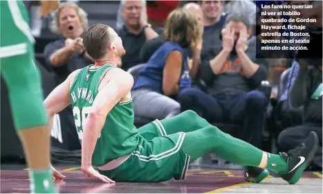  ??  ?? Los fans no querían ni ver el tobillo quebrado de Gordon Hayward, fichaje estrella de Boston, apenas en el sexto minuto de acción.