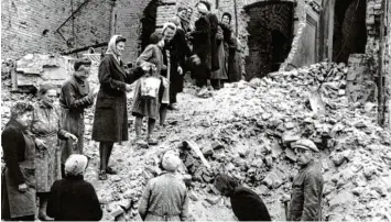 ?? Fotos: dpa/Daniel Hinterrams­kogler ?? Nach dem Krieg mussten alle mit anpacken. Unser Bild zeigt die Arbeit der sogenannte­n „Trümmerfra­uen“in Berlin 1945. Gleich heit, sagt der Historiker Walter Scheidel, gibt es meist nur nach katastroph­alen Ereignisse­n.