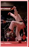  ?? ?? “Per vincere domani” “Karate Kid-Per vincere domani” è un film del 1984 ormai di culto in cui un ragazzo, vittima di bullismo, viene addestrato all’arte marziale del karate da un maestro giapponese