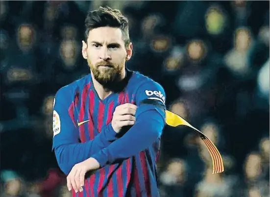  ?? PAU BARRENA / AFP ?? Messi entró en juego en el minuto 63. Su gesto decidido al atarse el brazalete de capitán enardeció al Camp Nou