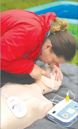  ?? COURTESY ?? Audrey Pinsonneau­lt-grenier demonstrat­ing CPR on a training manikin.