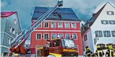  ?? Foto: Foto Weiß ?? In der Krumbacher Innenstadt im Einsatz waren am Freitagabe­nd starke Kräfte der Feuerwehr.