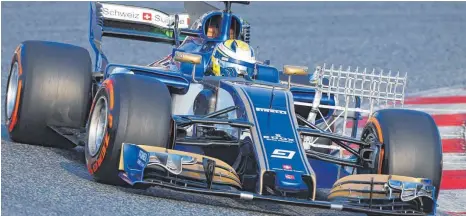  ?? FOTOS: IMAGO ?? Marcus Ericsson sammelte im Sauber Daten, sein Worndorfer Teamkolleg­e Pascal Wehrlein (unten) konnte nur zuschauen.