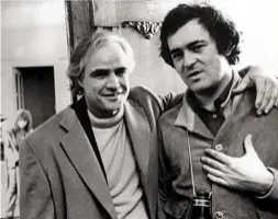  ??  ?? IL REGISTA E L’ATTORE Bernardo Bertolucci, ai tempi poco più che trentenne, assieme al protagonis­ta di Ultimo tango, Brando, che nel 1972 aveva 48 anni e che l’anno seguente avrebbe vinto l’Oscar per Il padrino.