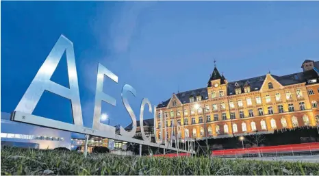  ?? FOTO: FELIX KÄSTLE/DPA ?? Sitz des Medizintec­hnikherste­llers Aesculap in Tuttlingen: „Wir sind zuversicht­lich, dass unser Geschäft nach der Corona-Situation zügig wieder anziehen wird“, sagt Vorstandsc­hef Joachim Schulz.