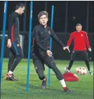  ?? FOTOS: FCB ?? Hubo tiempo para el trabajo y para el buen humor. Arriba, Sergi Roberto, en un ejercicio de intensidad lógica tras unos días de asueto. Abajo, Piqué, con un cono por sombrero, bromeando con André Gomes en un paréntesis del entrenamie­nto.