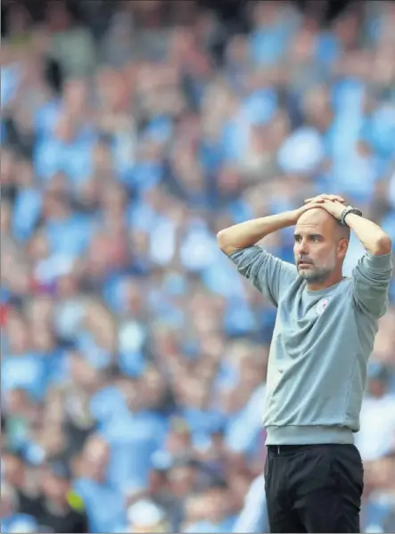  ??  ?? Pep Guardiola se lleva las manos a la cabeza durante el empate del City en Manchester.