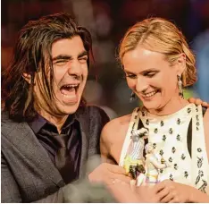  ?? Fotos: Matthias Balk, dpa ?? Wen wundert’s: Fatih Akin ist bester Regisseur und Diane Kruger beste Darsteller­in – jedenfalls für die Jury des Bayerische­n Filmpreise­s.