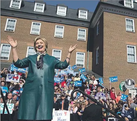  ??  ?? Una sonrisa radiante mostró Hillary Clinton en Alexandria tras ganar su batalla en el Congreso