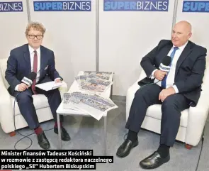  ?? ?? Minister finansów Tadeusz Kościński w rozmowie z zastępcą redaktora naczelnego polskiego „SE” Hubertem Biskupskim
