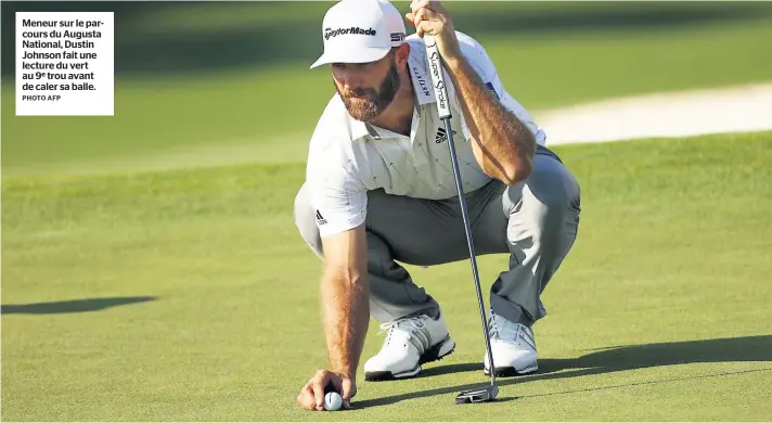  ?? PHOTO AFP ?? Meneur sur le parcours du Augusta National, Dustin Johnson fait une lecture du vert au 9e trou avant de caler sa balle.