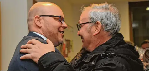  ?? Foto: Karl Aumiller ?? Es war ein emotionale­r Moment am Sonntagabe­nd im Rathaus: Höchstädts erkrankter Bürgermeis­ter Stefan Lenz (rechts) umarmt nach dem Wahlsieg seinen Nachfolger Ger rit Maneth. Dessen Amtszeit beginnt am morgigen Donnerstag.