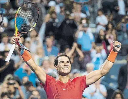  ?? FOTO: AP ?? Euforia tras la victoria. Rafa Nadal tuvo que sufrir para superar al suizo Wawrinka en un partido que se resolvió en el ‘tie-break’