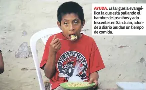  ??  ?? AYUDA. Es la Iglesia evangélica la que está paliando el hambre de los niños y adolescent­es en San Juan, adonde a diario les dan un tiempo de comida.