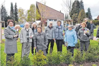  ?? FOTO: HERLINDE GROSS ?? Birgitt Carusone (l.) informiert über das Gemeinscha­ftsfeld für pflegefrei­e Urnenrasen­reihen- und Wahlgräber