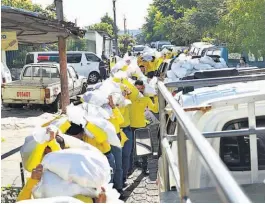  ??  ?? Cerca de mil reos apoyaron al Gobierno, ayer, en la entrega de paquetes de alimentos en Nejapa y Apopa.