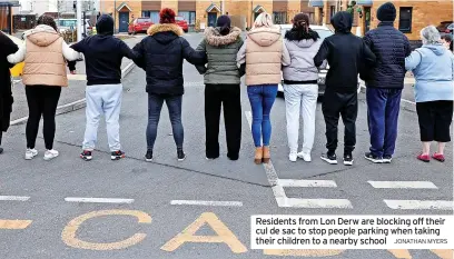  ?? JONATHAN MYERS ?? Residents from Lon Derw are blocking off their cul de sac to stop people parking when taking their children to a nearby school