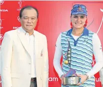  ??  ?? Honda Automobile (Thailand) COO Pitak Pitak Pruittisar­ikorn poses with 2016 Honda LPGA Thailand champion Lexi Thompson.