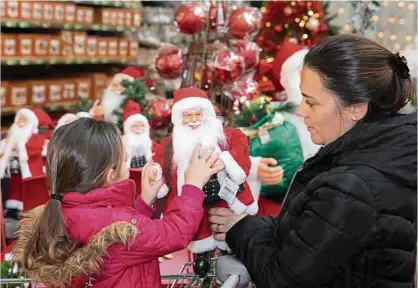  ??  ?? Rot ist nach wie vor sehr präsent in der Weihnachts­dekoration. Wer es also lieber klassisch mag, findet auch 2019 eine große Auswahl.