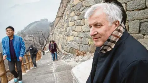  ?? Foto: Kneffel, dpa/Archiv ?? Der bayerische Ministerpr­äsident Horst Seehofer setzte sich bei seinem Besuch im Reich der Mitte im Herbst 2014 nur wenige Schritte vor den Zinnen der Chinesisch­en Mauer hin. Die Bitten der Pressefoto­grafen, die auf einen Schnappsch­uss hoch oben auf...