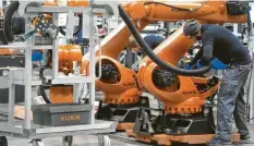  ?? Foto: Ulrich Wagner ?? Ein Blick ins Innenleben von Kuka: So entstehen in Augsburg die Roboter in ihrem markanten Orange.