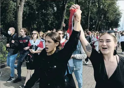  ?? STRINGER / EFE ?? La protesta no cesa: estudiante­s bielorruso­s marchan en Minsk para exigir nuevas elecciones