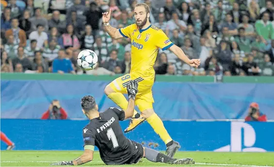  ?? AP ?? Sutil y demoledor. Gonzalo Higuaín define picando la pelota ante el arquero Ruí Patricio. Por ahora sigue fuera de la Selección de Sampaoli.