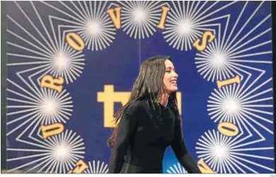  ?? EFE ?? Chanel Terrero en la rueda de prensa, con el antiguo logo de Eurovisión.
