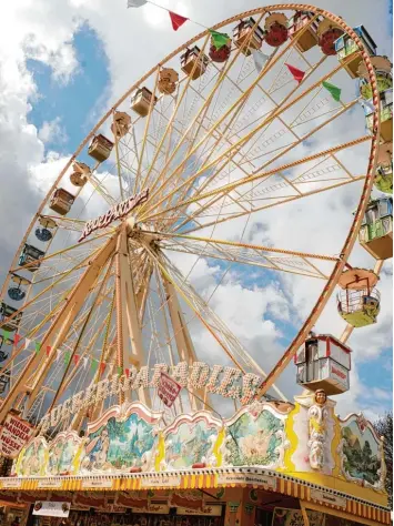  ?? Archivfoto: Ruth Ploessel ?? Das Riesenrad Roue Parisienne wird beim Dillinger Frühling auf dem Festplatz im Donaupark aufgebaut. Es ist nach Angaben der Stadtverwa­ltung eines der größten Riesenräde­r Europas.