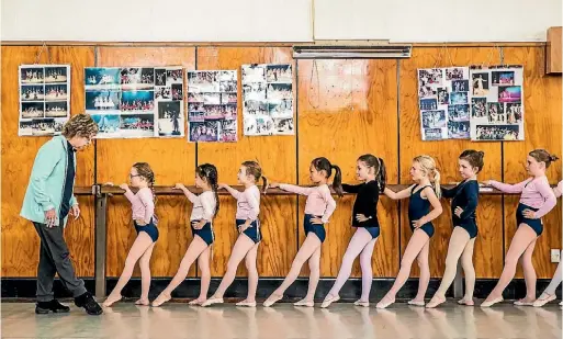  ?? BRADEN FASTIER/ THE LEADER ?? Gillian Francis takes a class of students at the Nelson Dance Academy.