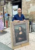  ??  ?? La nuova protesta Ciro Maschio, coordinato­re di FdI, ieri si è presentato di fronte al museo di Castelvecc­hio con un quadro della Gioconda con il viso del sindaco Flavio Tosi