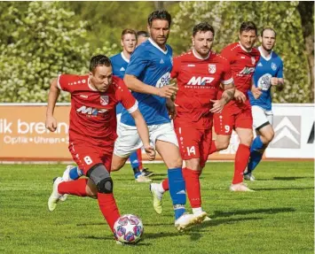  ?? Foto: Szilvia Izsó ?? Mit dem späten Treffer zum 2:2 kam Ebermergen/Mündling-Sulzdorf zum Remis gegen Wemding. Vorne im Bild: Wemdings Julian Hönle (in Rot) gegen Georg Heckel.