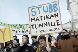  ?? FOTO: MARKKU ULANDER ?? PROTEST. För många finländare är politikern­as fumlande med fakta ett rött skynke.
