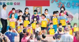  ?? AFP ?? Students receive new backpacks at Municipal Laosong Elementary School in Taipei.