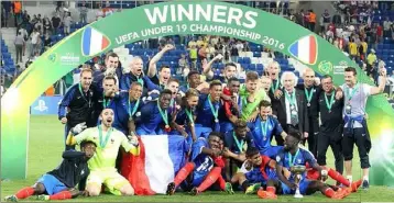  ?? (Ph. AFP) ?? La France vient d’être sacrée Reine d’Europe. Le Monégasque Mbappé et le Niçois Boscagli jubilent...