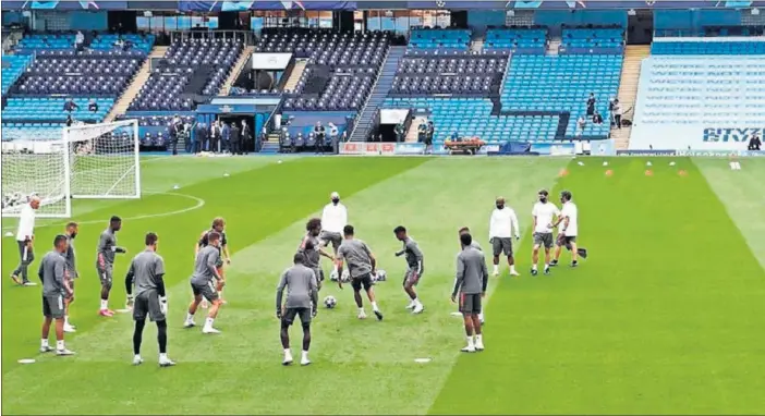  ??  ?? Los jugadores del Real Madrid, ejercitánd­ose en el Etihad Stadium, escenario del partido, en la tarde de ayer.