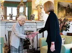  ?? A.P. ?? Isabel II con Winston Churchill. A continuaci­ón, con Margaret Thatcher, con quien no tenía una gran relación. Con Tony Blair como Primer Ministro vivió la muerte de Lady Di. Y a Liz Truss le encargó formar Gobierno dos días antes de fallecer.