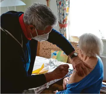  ?? Foto: Dominik Bunk ?? Im Kampf gegen das Coronaviru­s sind jetzt auch die Hausärzte im Einsatz und impfen – in ihren Praxen und bei Hausbesuch­en, wie hier Dr. Herbert Nuber in Binswangen.