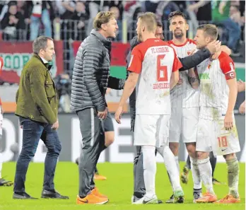  ?? FOTO: DPA ?? Leipzigs Coach Ralph Hasenhüttl (Mi.) knöpfte sich direkt nach Spielende Daniel Baier (re.) vor.