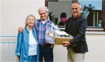  ?? Foto: Michael Kienastl ?? Seit 60 Jahren verheirate­t: Stadtrat Ralph Bartoschek überreicht Dorit und Rudolf Strobl zur Diamanthoc­hzeit einen Präsentkor­b der Stadt Neuburg.