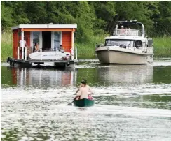  ?? Foto: dpa/Jens Büttner ?? Nicht alles, was hier auf der Havel schwimmt, ist ein Hausboot.