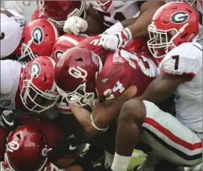  ?? CURTIS COMPTON, THE ASSOCIATED PRESS ?? In a mad scramble for the ball that summed up the Rose Bowl, Georgia and Oklahoma players battle hard for the ball Monday night, as the Bulldogs hung on to win 54-48 in double overtime.