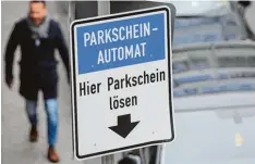  ??  ?? Jedes Jahr gibt es eine Million Autos mehr auf deutschen Straßen. Die Suche nach ei nem Parkplatz kann bisweilen dauern. Das soll sich nun ändern.