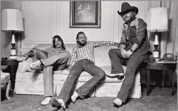  ?? Len DeLessio Corbis/Getty Images ?? “THAT MONUMENTAL BOTTOM TO THE ‘TOP’ ” Dusty Hill, right, with ZZ Top bandmates Frank Beard, left, and Billy Gibbons, in a room at the Plaza Hotel in New York City in August 1975.