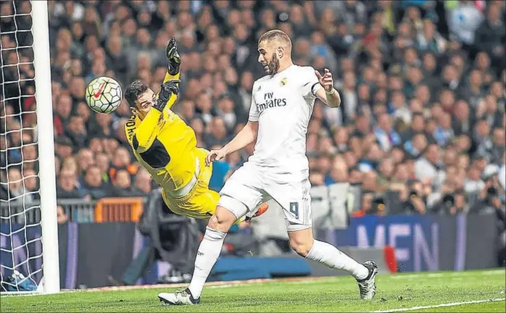  ?? DANI DUCH ?? El delantero francés del Real Madrid Karim Benzema reapareció anoche con acierto en el Bernabeu