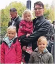  ?? RP-FOTO: GAA ?? Matthias Winkelmann wartet mit Milena (l.), Zoe (r.) und Linnea.